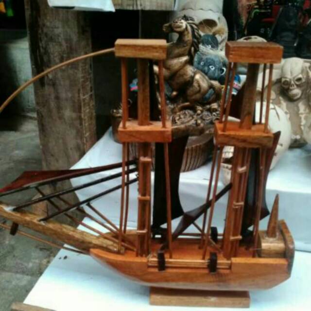 Miniatur kapal kayu