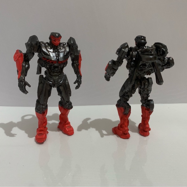 Mainan robot kecil karakter transformer