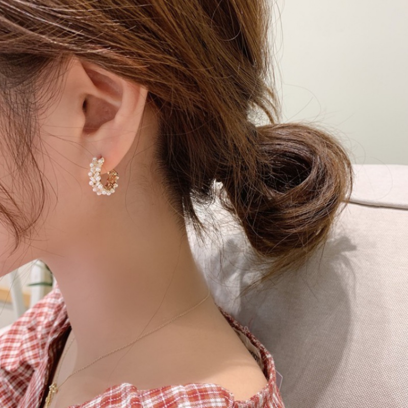 Anting Stud S925 Silver Needle Bentuk Setengah Lingkaran Geometris Aksen Mutiara Untuk Wanita