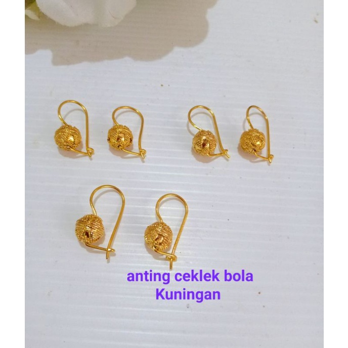 anting ceklek bola motif emas bali