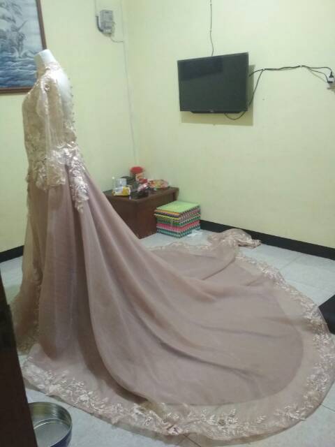 Gaun pengantin ekor organza