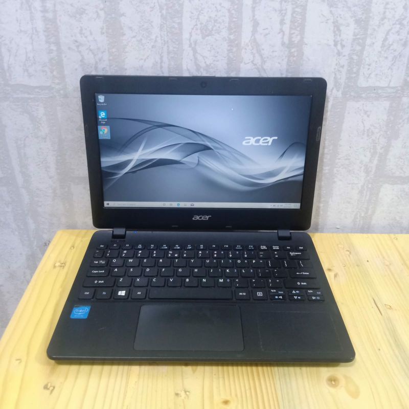 Laptop Acer ES1-111 intel Celeron N2840 Ram 4GB/HDD 500GB Os. Windows 10 Siap pakai