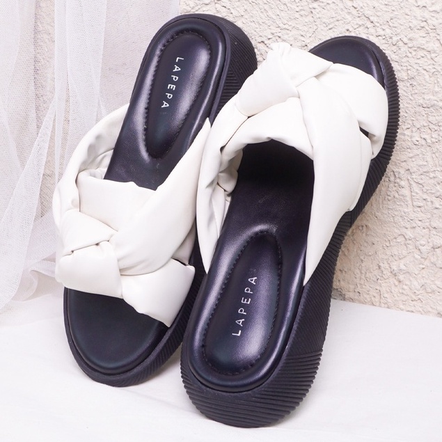 LAPEPA YUK - Sandal Wanita Wedges CALLA ALL COLOR Sendal Cewek Platform Hak Tinggi 3cm Model Silang Unik Lucu Size 36 37 38 39 40 41 Pergi Jalan Casual Santai Rumah Slop Warna Hitam Selop Premium Original Kekinian Terbaru Shoes ORI Mall Official Store