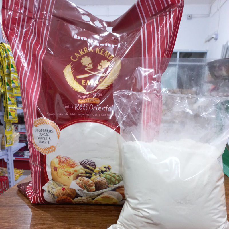 

Tepung roti Oriental cakra emas1 kg , repack asli dari 5kg
