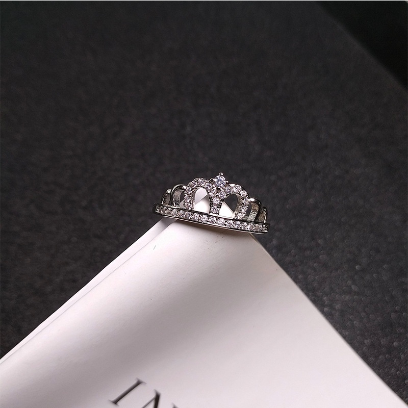 Cincin Kawin / Tunangan Bentuk Mahkota Bahan Titanium Steel Warna Silver Hias Kristal Untuk Wanita