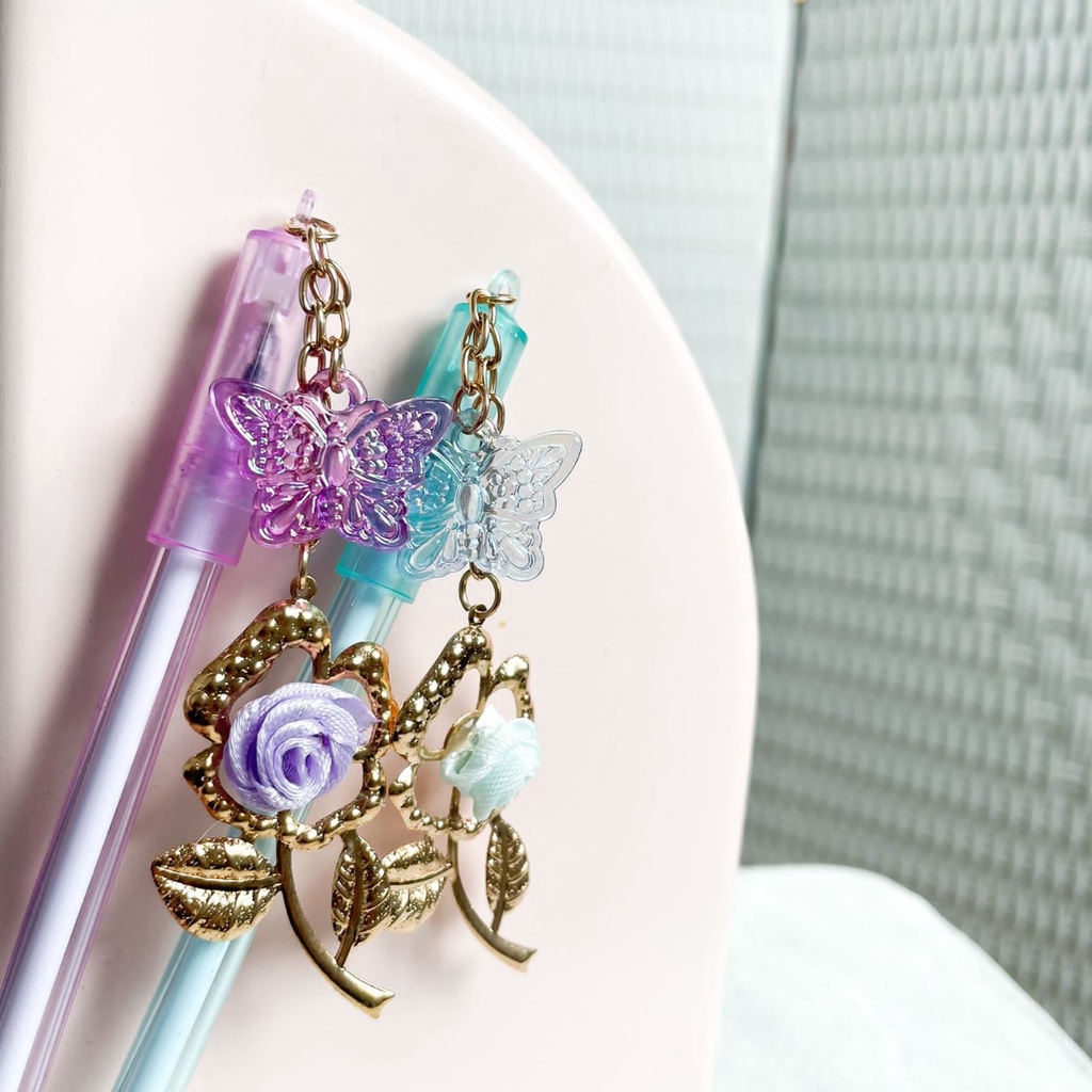 PULPEN GANTUNGAN BUNGA MAWAR CANTIK MOTIF UNIK ADA KUPU-KUPU NYA PEN GEL GANTUNGAN ROSES WITH BUTTERFLIES READY 4 MODEL WARNA IMUT HARGA TERJANGKAU