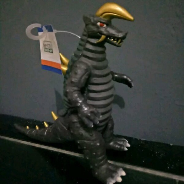 Mainan Ultraman Monster Black King by Bandai