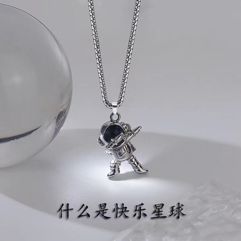 Spaceman Hip Hop couple Kalung Astronot Baru lanyard ins style solid sweater pendant Perempuan Liontin fashion p