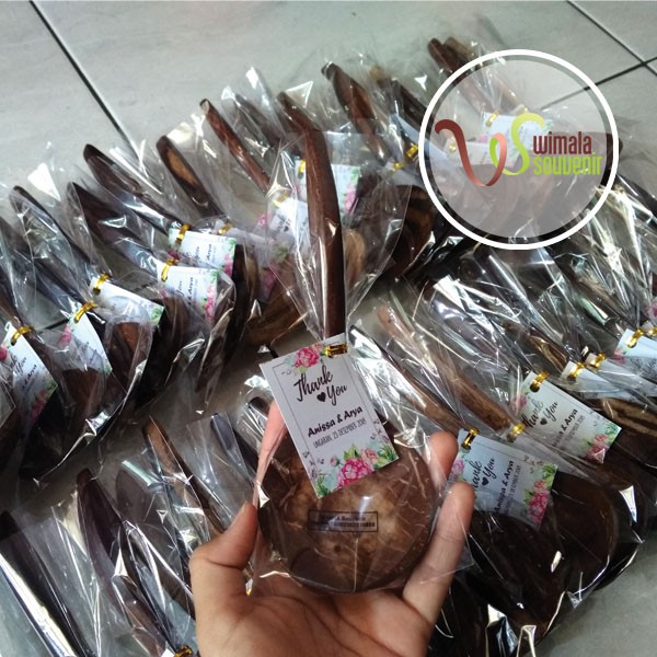 Souvenir Irus batok kelapa