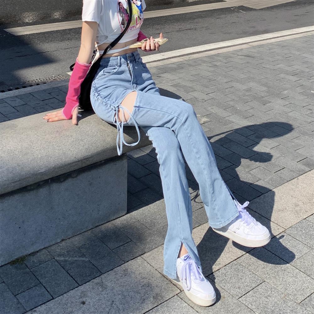 Red Hot girl micro-horn high-waisted jeans wanita musim panas desain rasa lubang split mengepel celana longgar lurus celana trendi