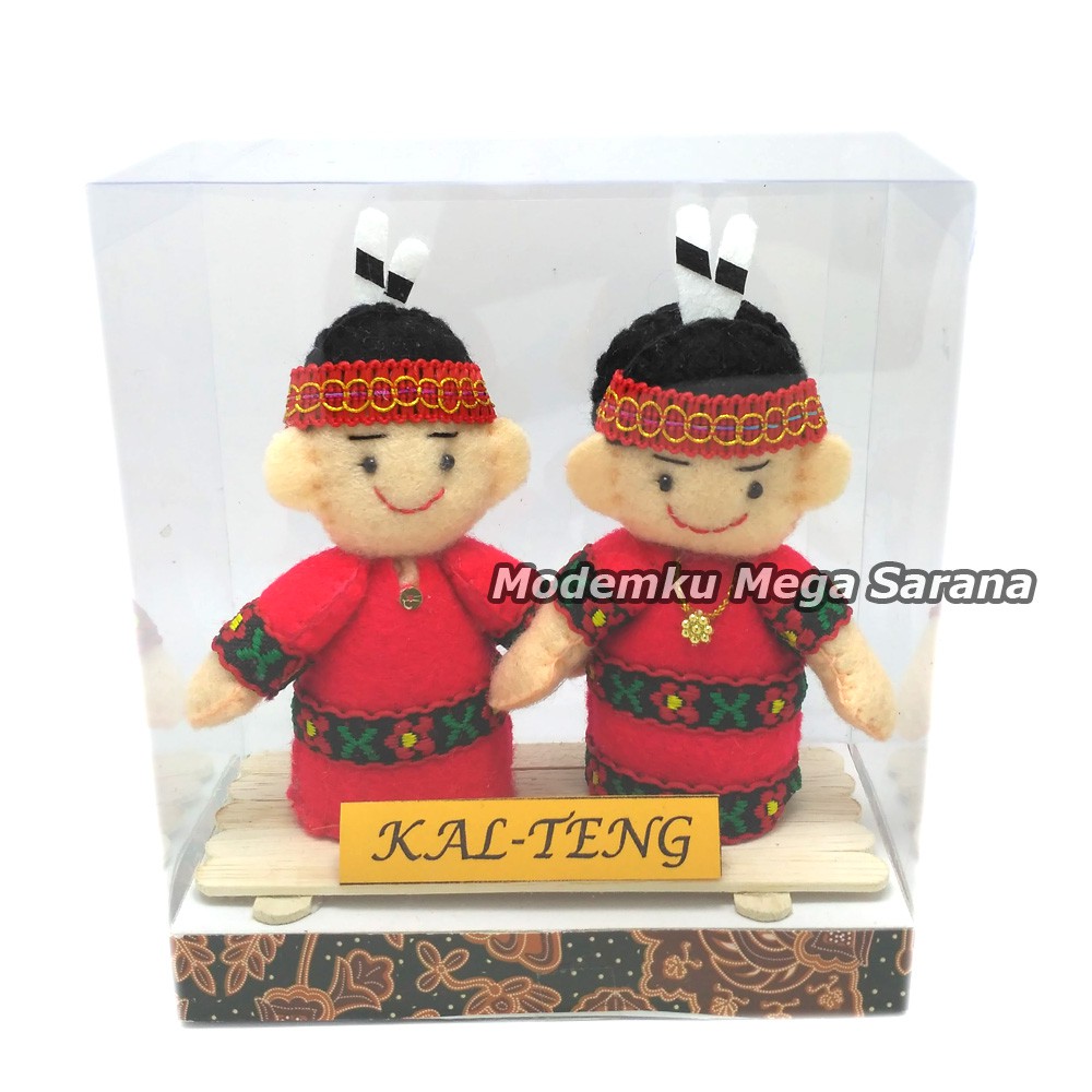 Boneka Pakaian Adat Kalimantan Tengah