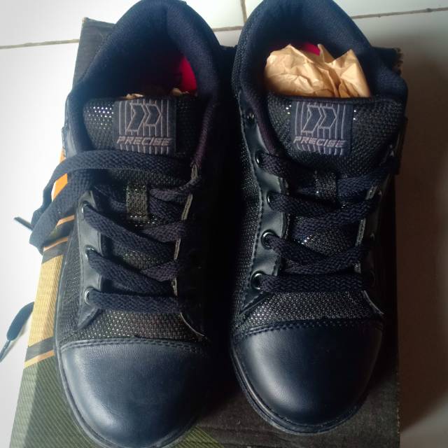 Sepatu sekolah warna hitam precise
