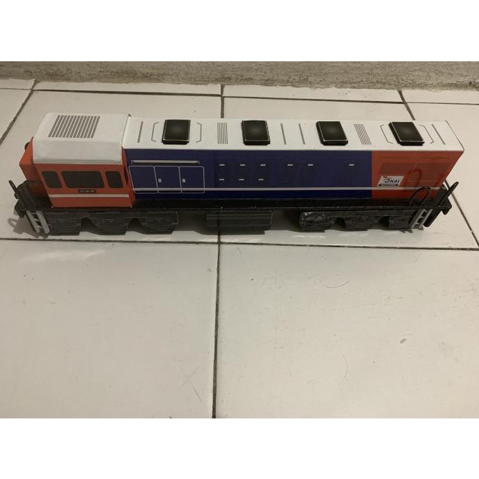 Miniatur lokomotif cc 201 merah
