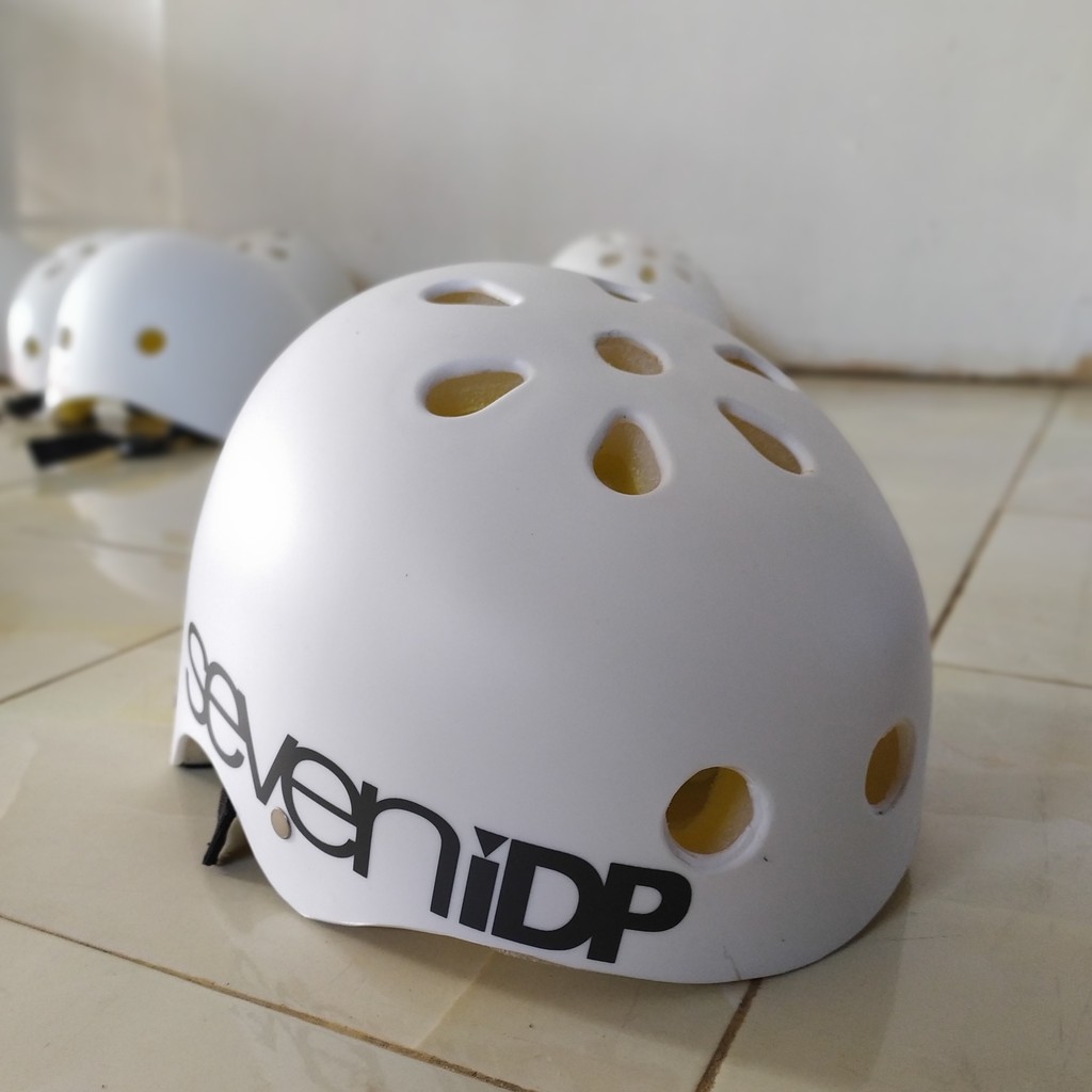 Helm sepeda batok