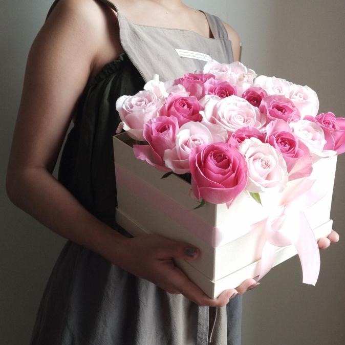 

ROSARIAN GIFT BOX/FRESH FLOWERS DSG54546WE