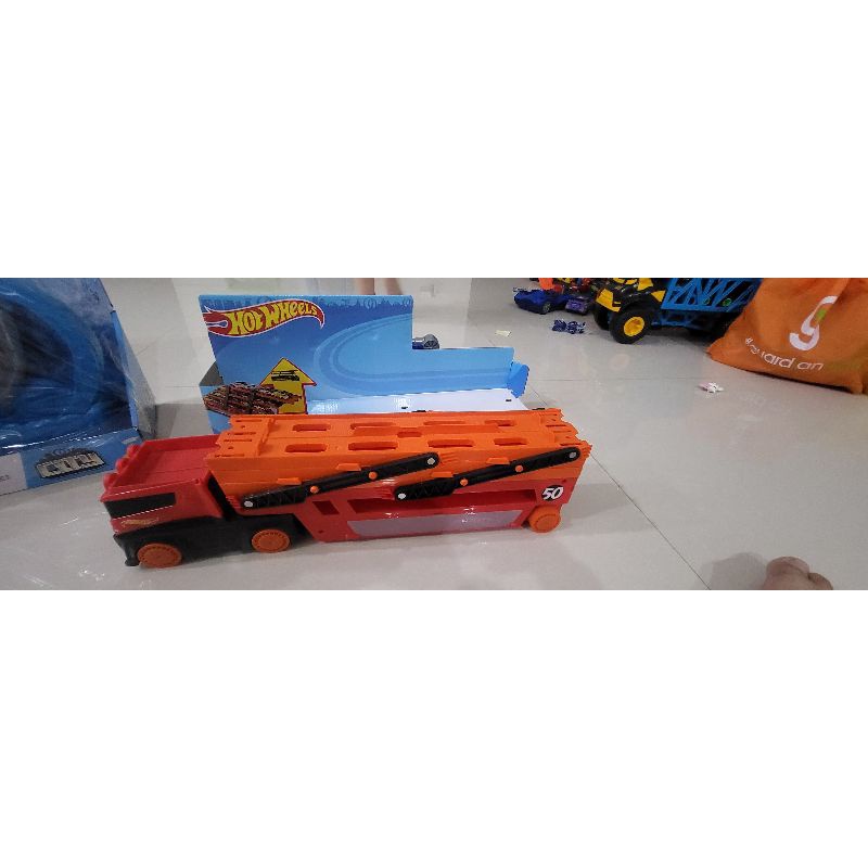 hotwheels truck garage