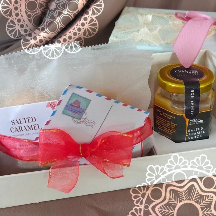 

Hadiah Kado Valentine Hampers Gift Box Soft Cookies Caramel Coklat