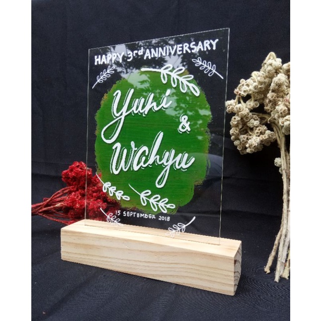 Akrilik Custom dengan dudukan kayu jati belanda / ukuran 15cmx20cm / Lettering akrilik