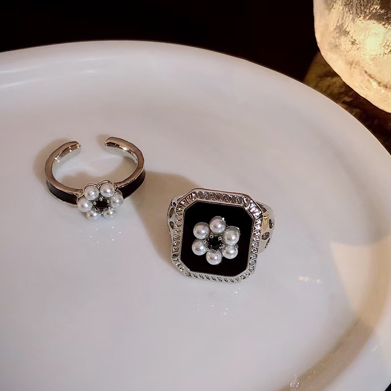 Cincin Bentuk Bunga Aksen Mutiara Gaya Retro