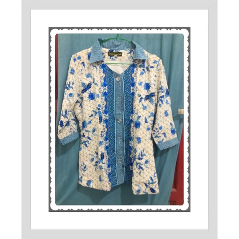 kemeja batik putih biru
