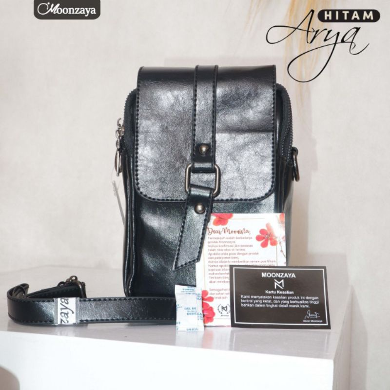 Arya Moonzaya tas slempang cowok