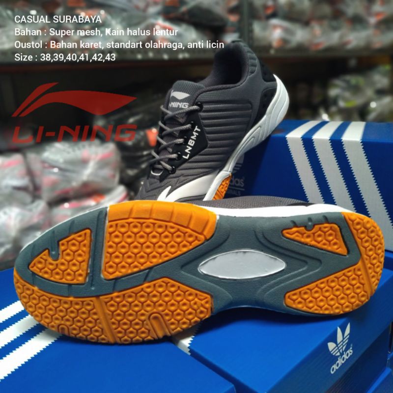 Sepatu Olahraga Lari Badminton Lining Abu grey