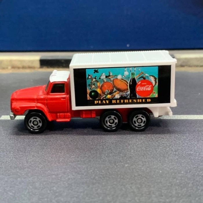 Tomica Kuji 8 Coca Cola Art Collection Nissan Diesel Made in China #A