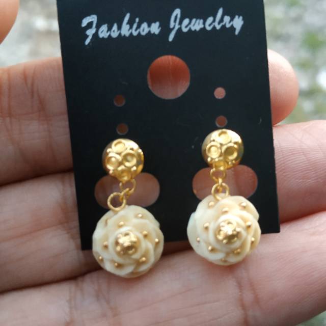 Anting gading asli ya, gading nya peninggalan keluarga