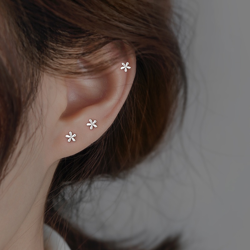 1 Pasang Anting Stud Desain Bunga Bahan S925 Silver Anti Alergi Untuk Wanita