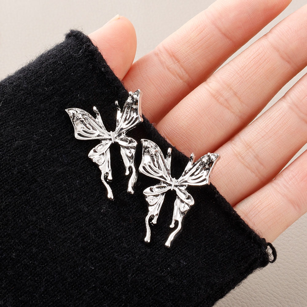 1 Pasang Anting Stud Desain Butterfly Warna Silver Gaya Punk Untuk Wanita