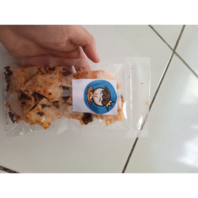 

kripik pangsit pedes daun jeruk