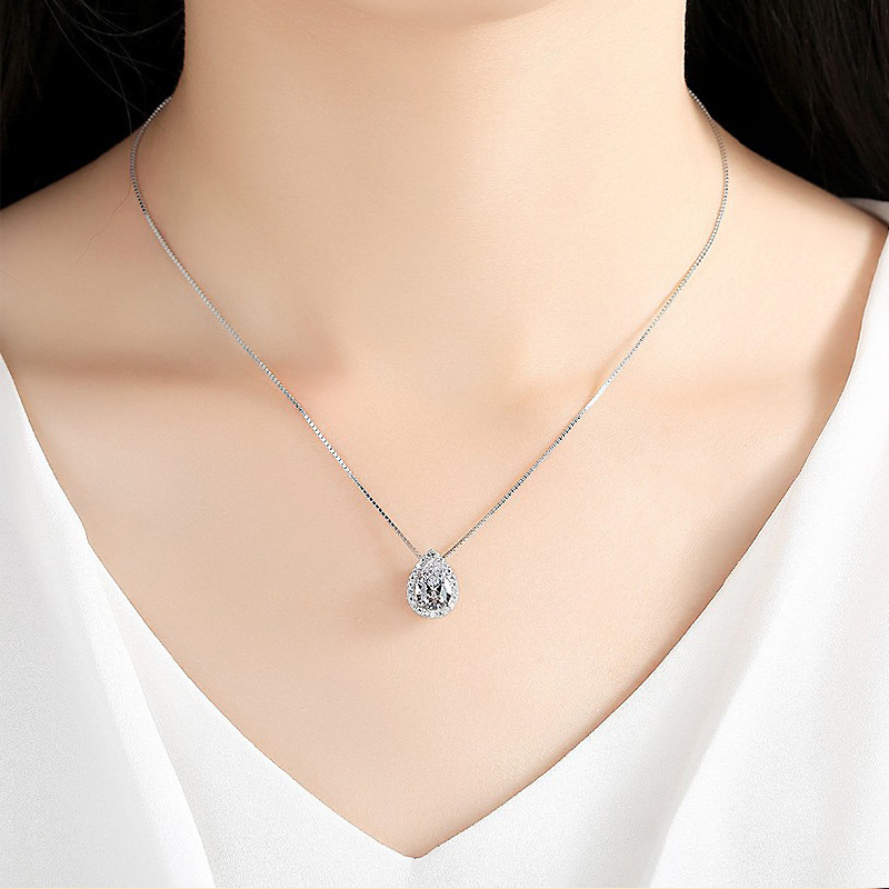 Kalung Dengan Liontin Moissanite