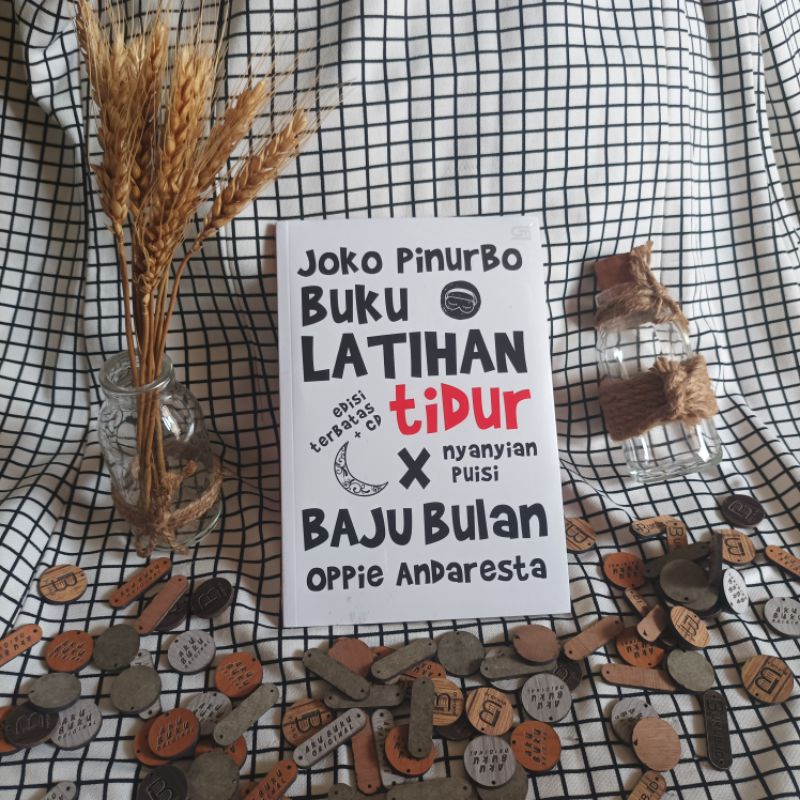 Buku Latihan Tidur X Nyanyian Puisi Baju Bulan - Joko Pinurbo - Oppie Andaresta - Gramedia Pustaka U