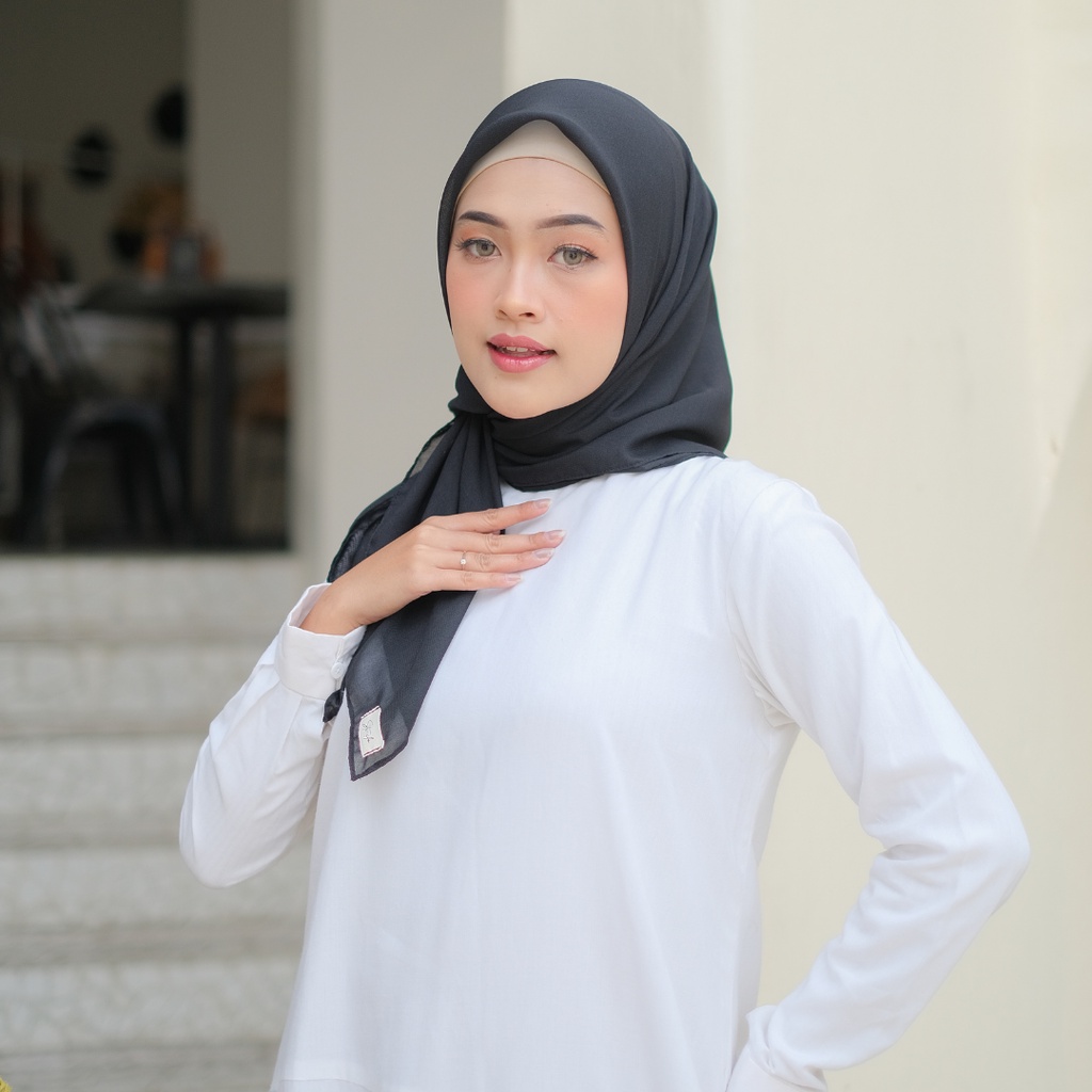 HIJAB POLLYCOTTON PREMIUM / HIJAB SEGI EMPAT / KERUDUNG SEGI EMPAT / HIJAB POLLYCOTTON / JILBAB SEGI EMPAT-BLACK