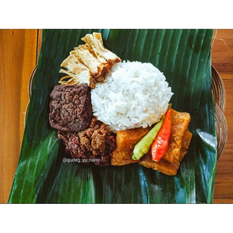 

Nasi gudeg krecek ayam suwir + tahu Gudeg Yu Narni