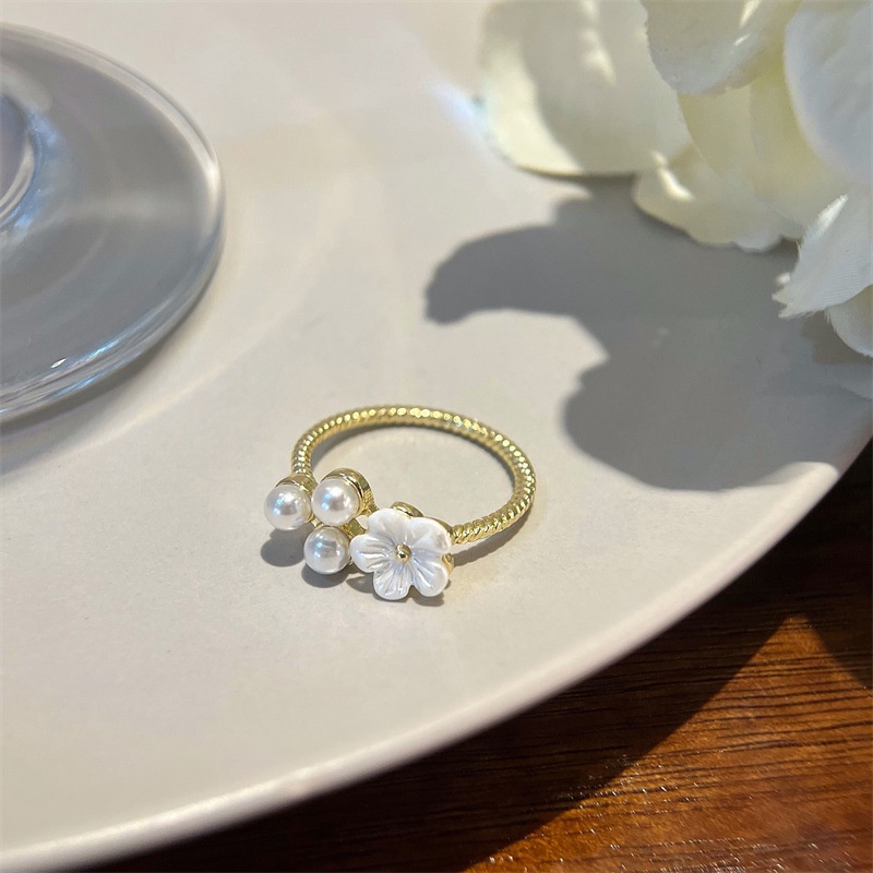 Cincin Jari Telunjuk Desain Bunga Aksen Mutiara Gaya Retro Elegan Untuk Wanita