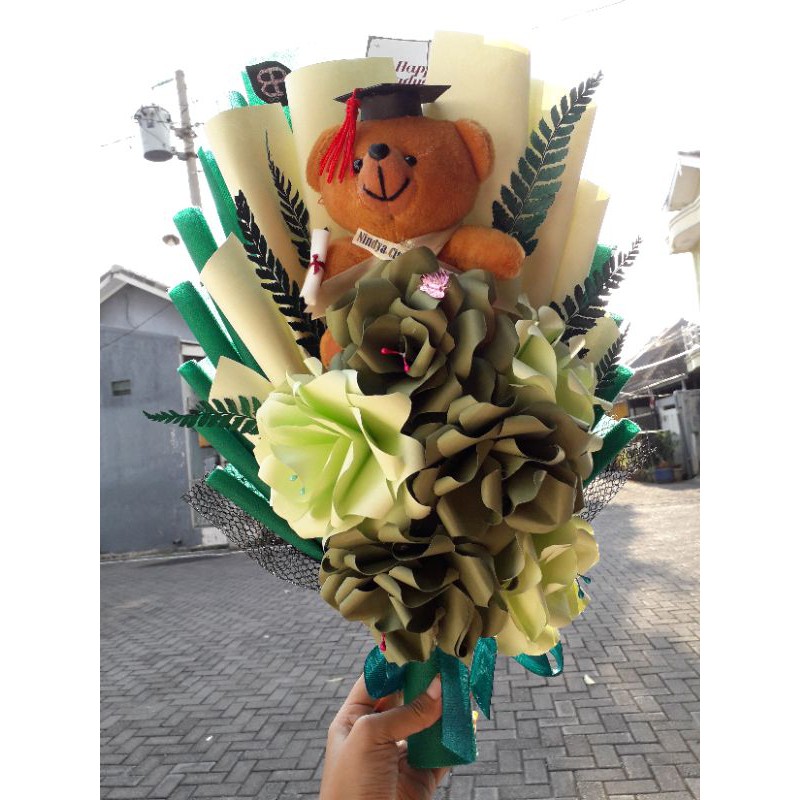 Buket bunga kertas wisuda