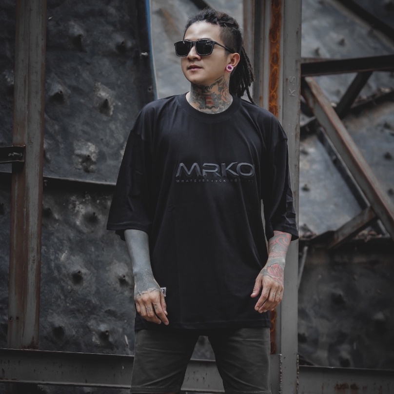 Kaos Oversize Oversized T Shirt Pria Wanita Unisex Distro Original Streetwear Cotton Combed 20s Sablon Plastisol Rubber Ink Dewasa Keren Murah Berkualitas Premium Cowok Cewek JAPANENE STYLE MRKO 0115 PLOCKING KARET