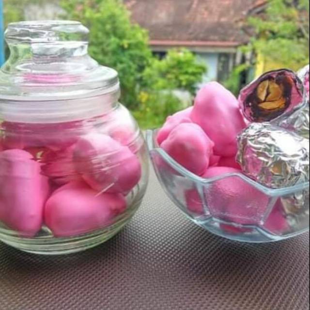 

Kurma Coklat, cara nyentrik dan asyik menukmati kurma dan coklat