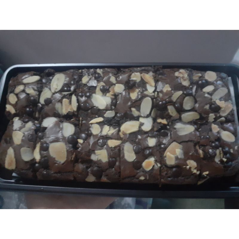 

Fudgy Brownies Panggang Toping Almond Chocochip Premium Murah