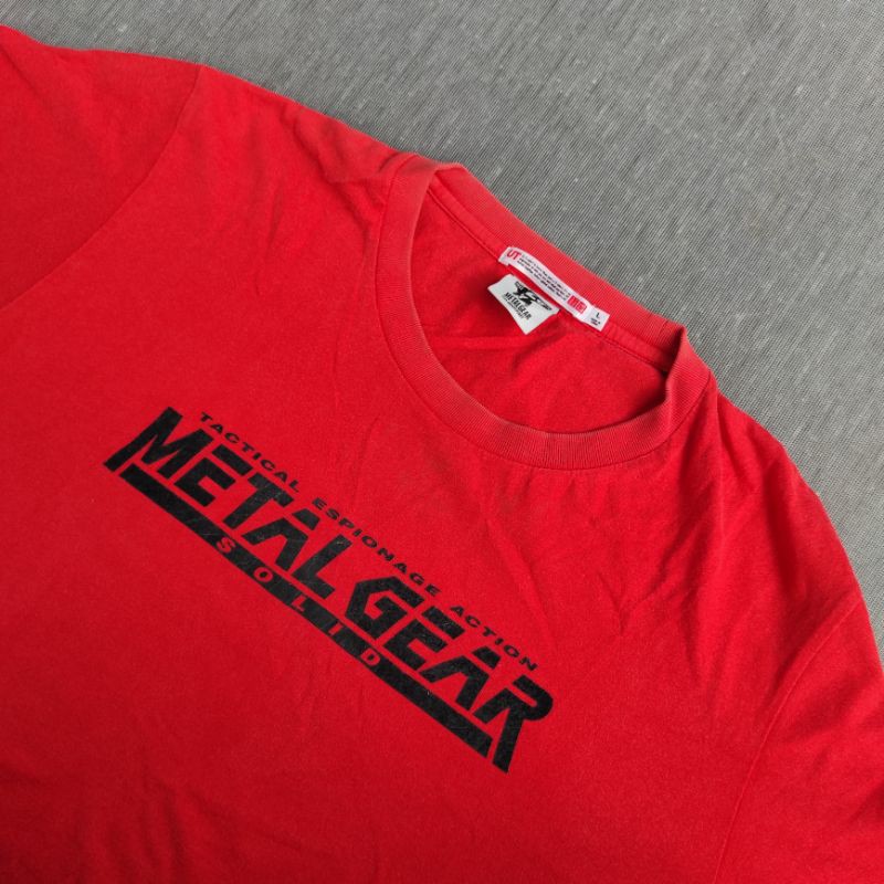 kaos tshirt uniqlo x metal gear solid
