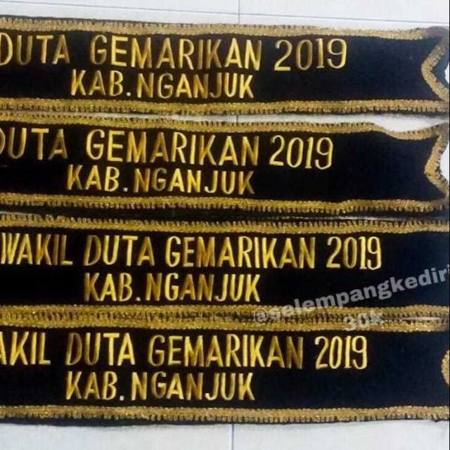 Selempang bludru bordir renda emas