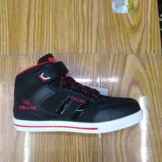 Sepatu sekolah hitam dallas.