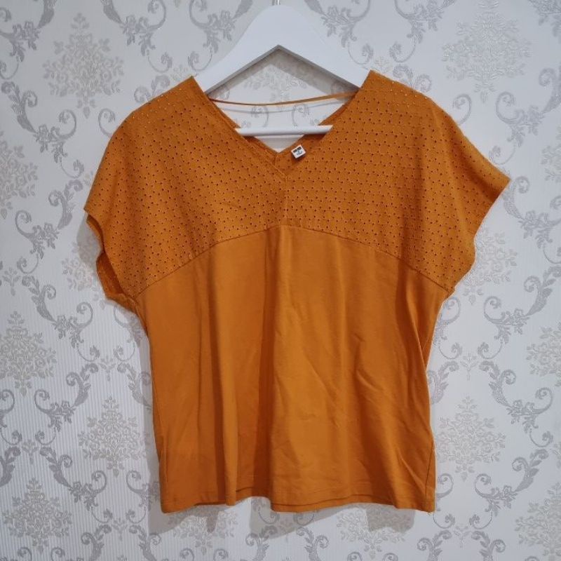 Casual Woman Blouse Mustard / Blus Wanita Lengan Pendek merk Uniqlo