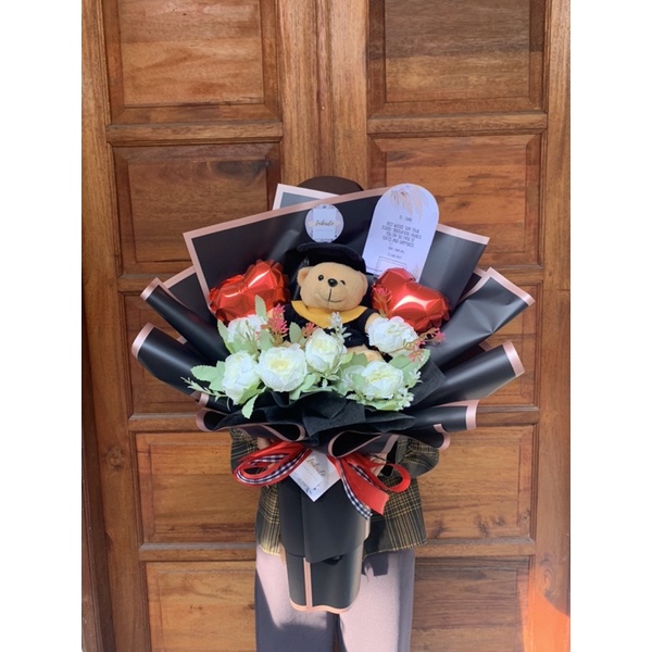 BUKET GRADUATION BEAR WITH ARTIFICIAL FLOWERS MEDIUM