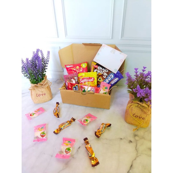 

HAMPERS SNACK BOX TERMURAH GIFT/WISUDA. ISI 7PCS Free Request Kartu Ucapan WAJIB MENGGUNAKAN BUBLEWARP