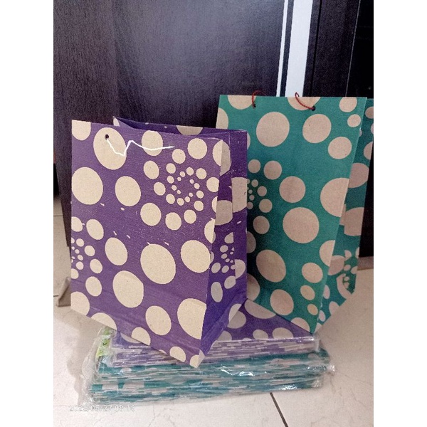 

Papper Bag Kertas Motif Untuk Souvenir Hajatan Kondangan / Goodie Bag Kertas / Tas Batik Kertas / Tas Kertas Besar Tempat Wafer dan Minuman Teh Pucuk