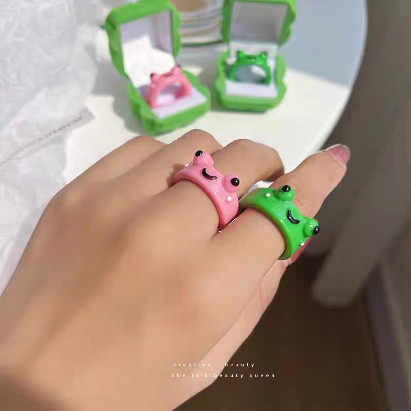 Kotak Cincin Bentuk Katak Strawberry Bahan Resin Untuk Wanita