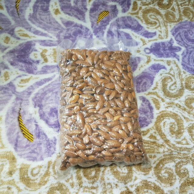 

Kacang almond tanpa kulit