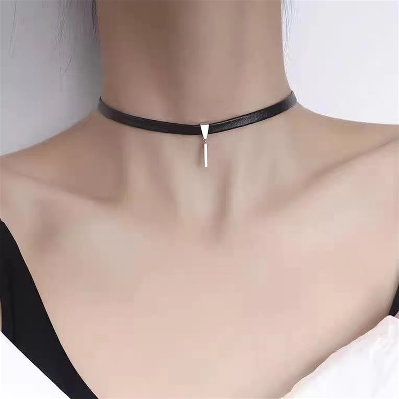 Kalung choker Rantai Klavikula Bahan Kulit Warna Hitam Desain Datar